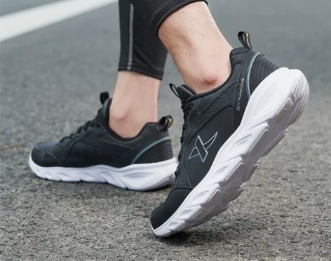 特步男鞋运动鞋男官方正品冬季跑步鞋子皮面防...