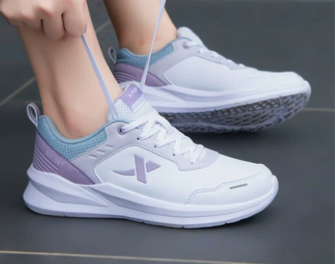 特步女鞋皮面防水运动鞋女款冬季新款白色休闲...