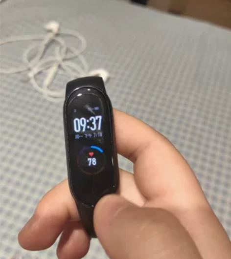 小米手环5，开不了机了，会修的可以拍 感兴...