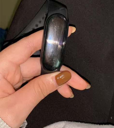 小米手环6普通版 屏幕有点划痕 四月入手至...