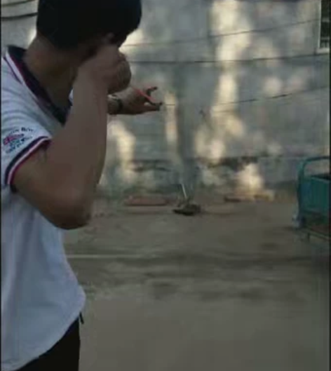 汽车连杆打造的弹弓 此弹弓比市面上的弹弓强...