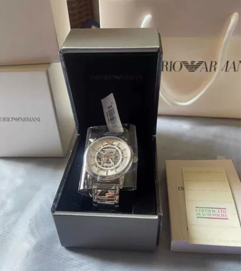 前天过生日朋友当时买的 阿玛尼手表 全新没...