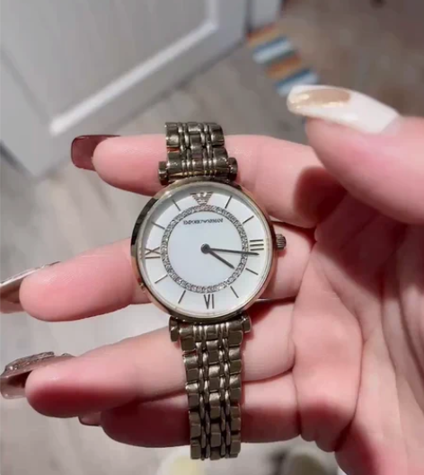 阿玛尼摩天轮女士手表，没盒子了，有轻微使用...