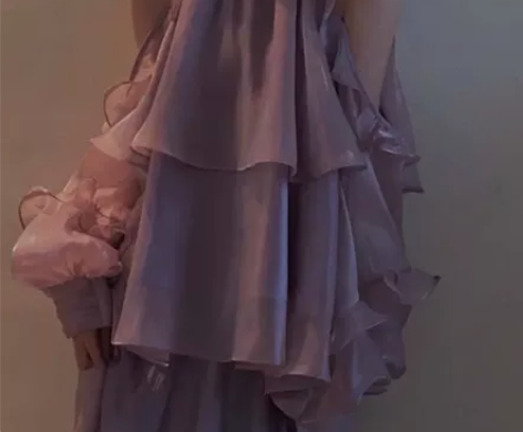 薇薇徐来挂脖绑带露肩荷叶边上衣 这个淡紫色...