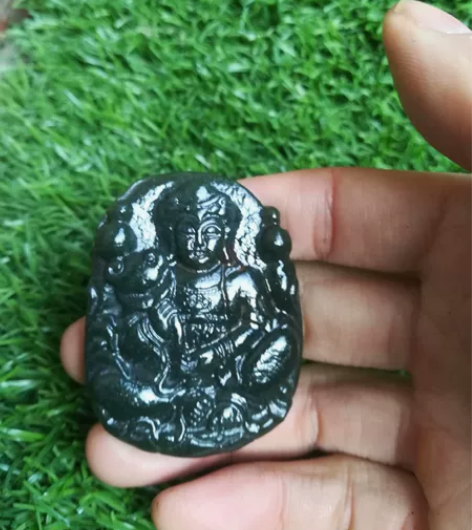 和田玉玉雕关音雕刻的线条流畅，包浆老气，标...