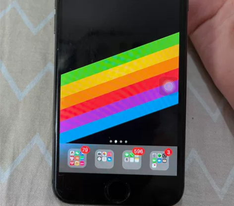 国行苹果8 64G黑色，仅换过电池。长期戴...