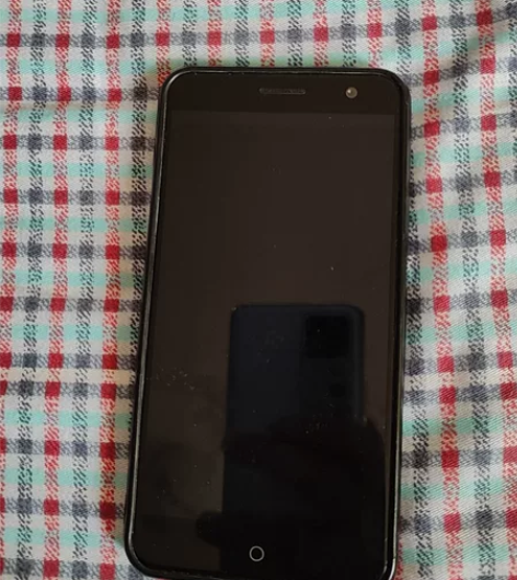 二手手机中兴小鲜4，屏幕完好。细微划痕。带...