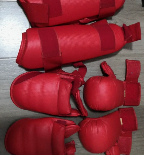 不练了，转卖空手道护具 s号 有点脏，得自...