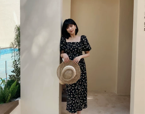 夏季气质复古方领显瘦黑色碎花收腰连衣裙泡泡...