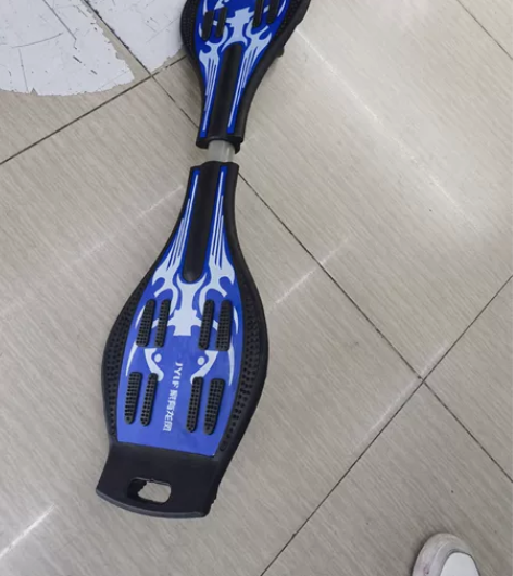 刚买没多久的儿童蛇形滑板,二轮活力滑板,小...