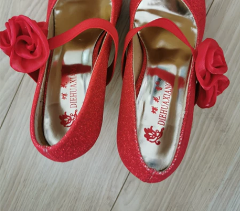 20包邮 35码婚鞋，只穿了一次 前面带防...