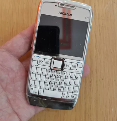 诺基亚E71九成新,原装充电器。可以正常使...