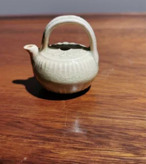 旧藏瓷、湖田刻花水注 旧藏瓷：器形端正、规...