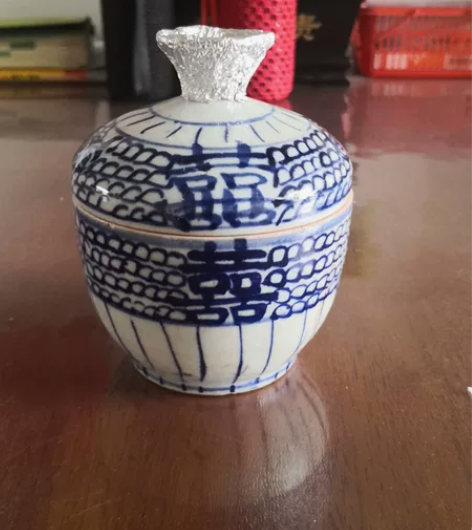 喜子盖缸也叫盖碗，清中晚期，碗身有冲线，浑...