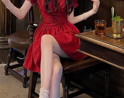 甜辣风显白方领红色连衣裙女法式气质收腰高级...