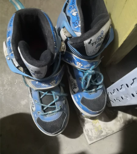溜冰鞋，蓝色适合35——39穿，30元，自...