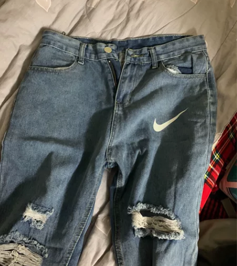 破洞牛仔裤L，当时买来觉得没有搭配的衣服，...