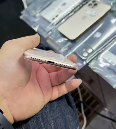 苹果小8 几百块钱拿回家 当个备用机够好了...