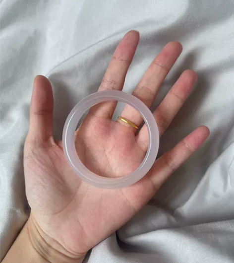 玛瑙手镯 54.3圈口 带点飘紫 不是全白...