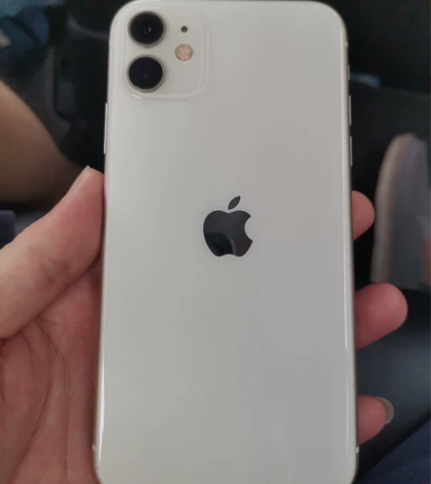 自己用的苹果11白色128G原装机，电池7...
