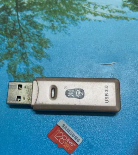 三星内存卡128G，带个读卡器，可以连电脑...