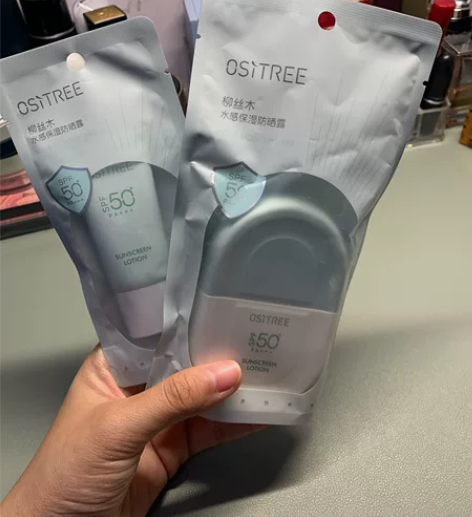 柳丝木防晒,全新未拆封,一瓶蓝色正装,一支...
