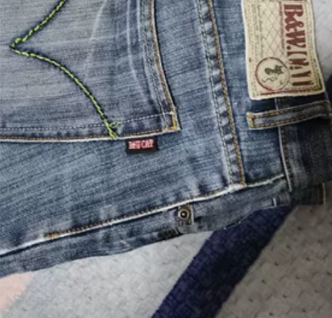 挺修身的一款男士直筒牛仔裤,现在穿着有点瘦...