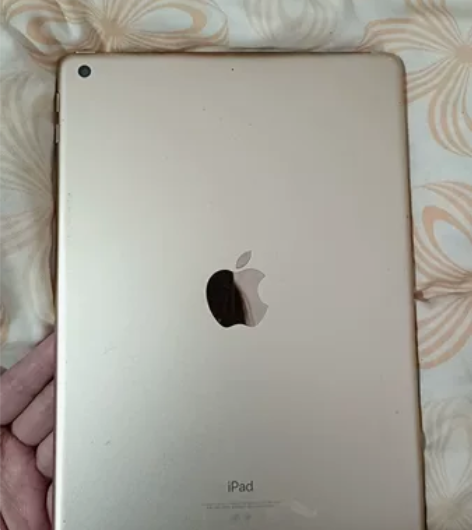 苹果平板iPad第五代，孩子爷爷给闺女买的...