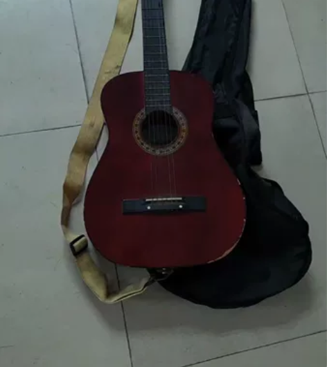 吉他，声音还好，小孩不玩了。 自提，给有缘...