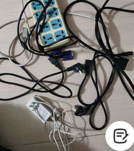 一堆9元插排电脑主机显示器两根电源线,一根...