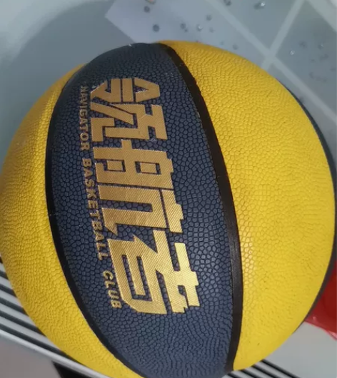 全新的比赛专用篮球，质量非常好，全新的，一...