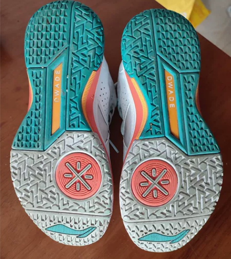 李宁全城5，42码，压马路几次，几乎全新，...