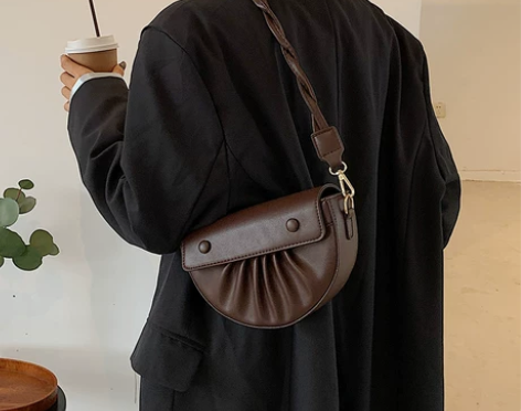 天彩翼飞 女士包 背过几次，没划痕，家里包...