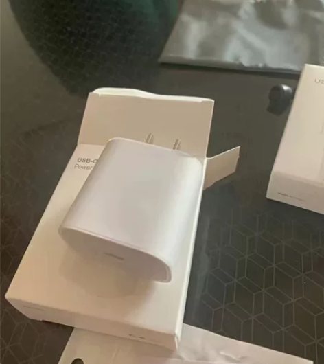 拿来一批商城积分兑换的全新苹果PD20W充...