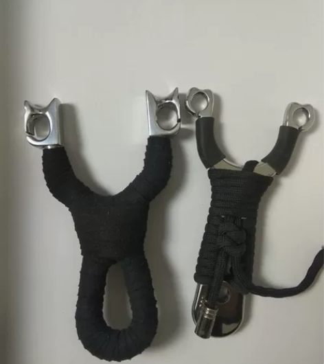 处理两把不锈钢弹弓，有微瑕疵，弓门内侧有弹...