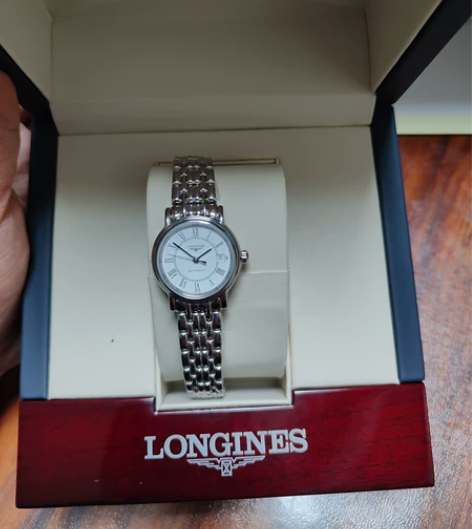 浪琴女表 如图，朋友送的一万多，没带过闲置...