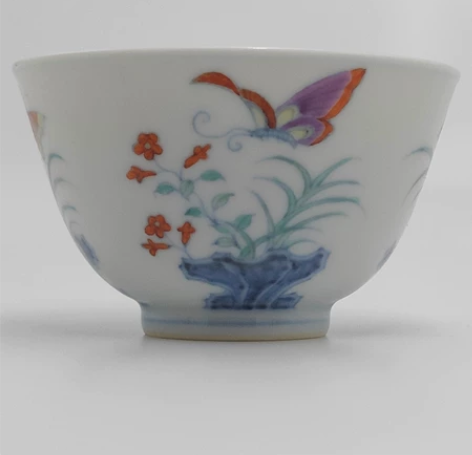 無尘格古 斗彩点彩花蝶杯 侈口，斜壁、矮圈...