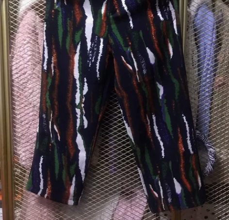 小众设计彩色条纹休闲裤。料子厚实不打折。穿...