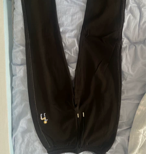 全新黑色直筒休闲裤，简单百搭 感兴趣的话点...