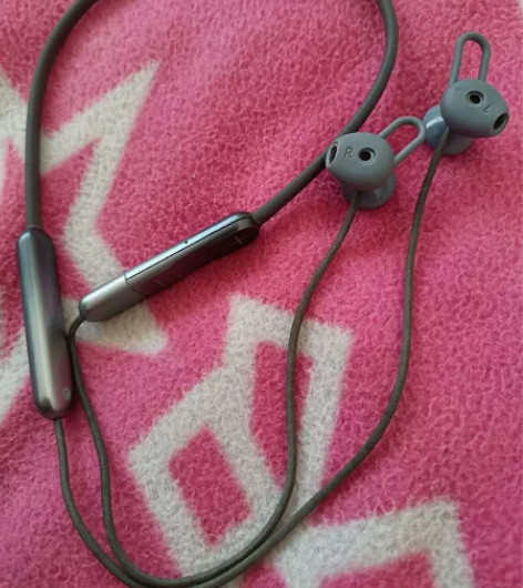 荣耀蓝牙耳机，用自己手机试过，可正常使用，...