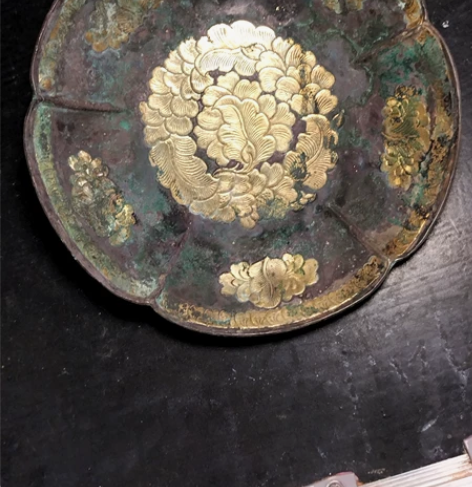 精品唐代纯银鎏金錾刻工盘子，工艺精美，品相...
