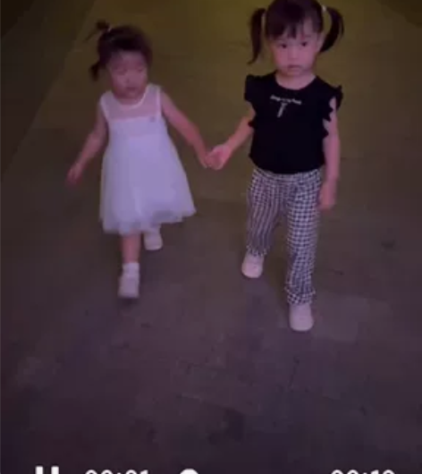 孙女的黑色背心T恤，肩膀那里都是木耳边的，...