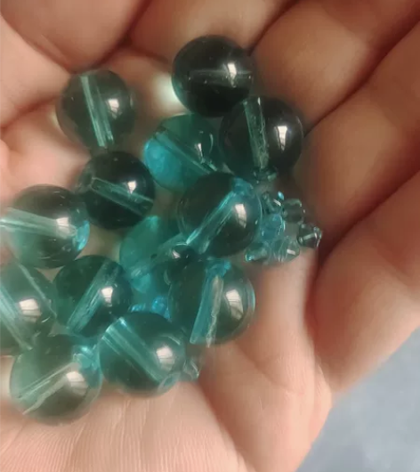 玻璃珠子吧，串起飘挺漂亮的 感兴趣的话点“...
