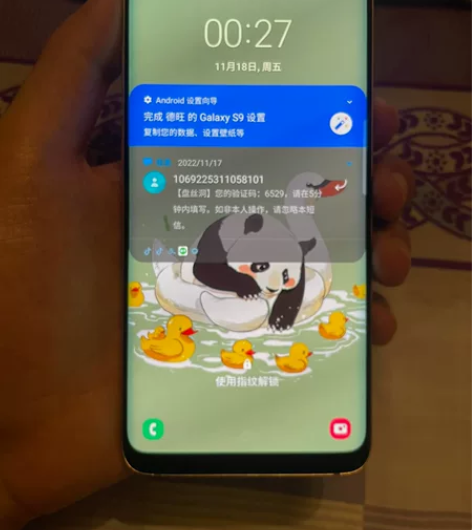 三星s9，屏幕还不错，两个小瑕疵，内存4+...