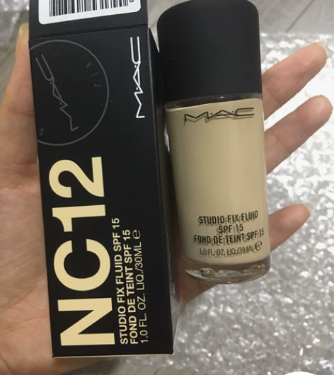 Mac粉底n12，黄一白，日期还有一年，一...