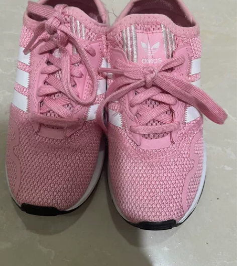 adidas运动鞋29码 感兴趣的话点“我...