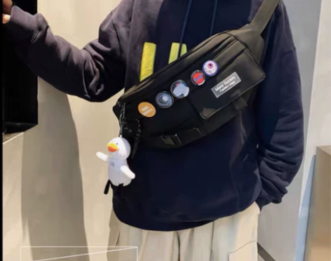 潮牌斜挎包男士休闲日系新款小背包胸包女生潮...