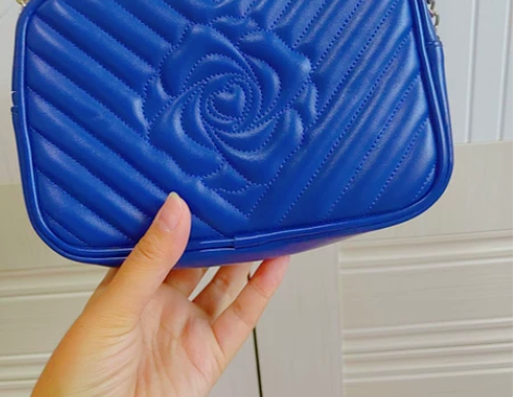 蓝色斜挎包，使用过，因为是二次出售，一经出...