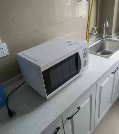 美的微波炉二台，功能完好，白色的150，黄...