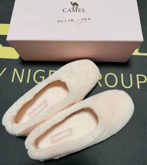 毛毛单鞋 骆驼～专柜正品 粉白色，冬季必备...